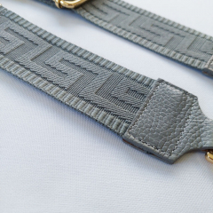 Taschengurt grafisches Muster -grau - dunkelgraues Leder - gold Schnallen