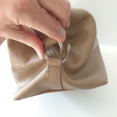 Ledertasche Handtasche gro rechteckig Ringe an den Seiten, hellbeige