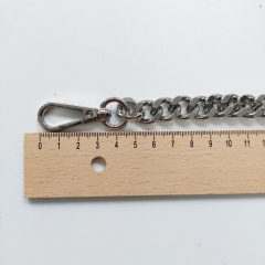 Taschenkette 12 mm Breite Metall mit Karabiner, silber